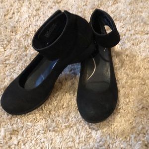Dansko lulu ankle strap flat. Size 40
